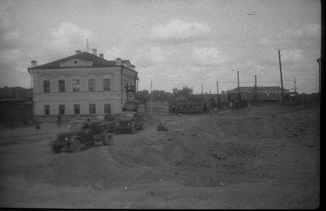Позади драматического театра. Вид от нынешнего ДПП на пр. Ленина. Справа часть здания пожарной башни позади драматического театра. Фото 1953 года