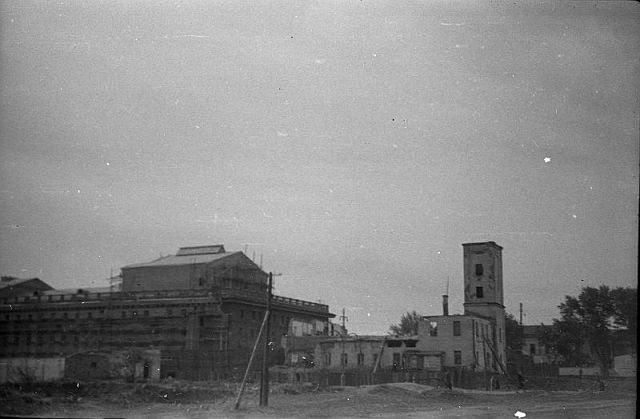 Вид на строительство драматического театра. Рядом - разрушенная пожарная часть и пожарная каланча. Фото 1954 года