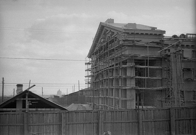 Строительство здания драматического театра. Фото 1954 года