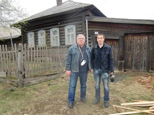 Гости из Одессы возле дома, где жил Толя Шмаков. Село Большая Лая, 2012 г.