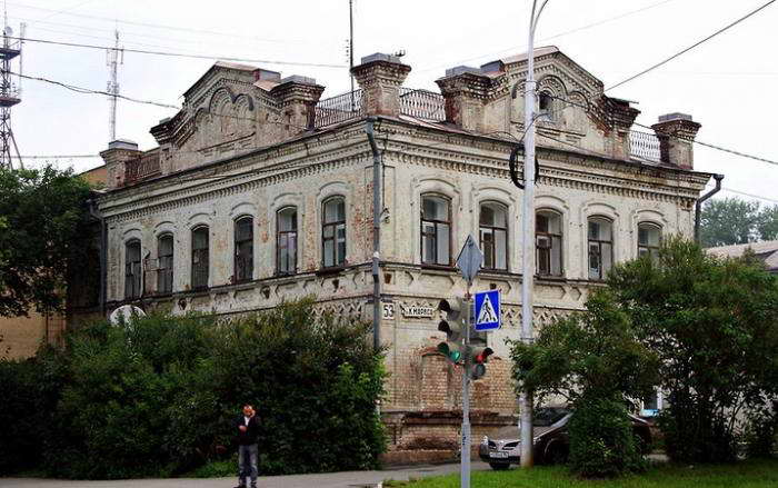 Двухэтажный дом № 53 принадлежал крупному торговцу мукой Лебедеву