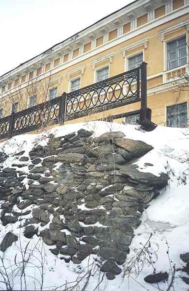 Вид на здание бывшего Демидовского горного управления со стороны пруда