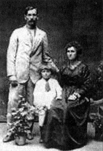 Константин Федотович Старухин с женой и сыном Виктором
