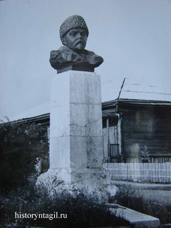 Памятник Мамину-Сибиряку в Висиме
