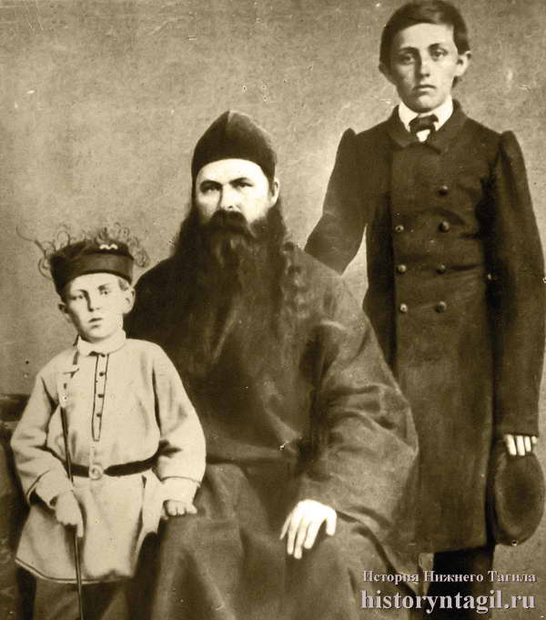 Наркис Мамин с сыновьями Дмитрием (справа) и Владимиром, 1868 год.